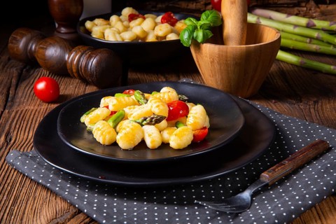 Crispy gnocchi with roasted asparagus and tomatoes