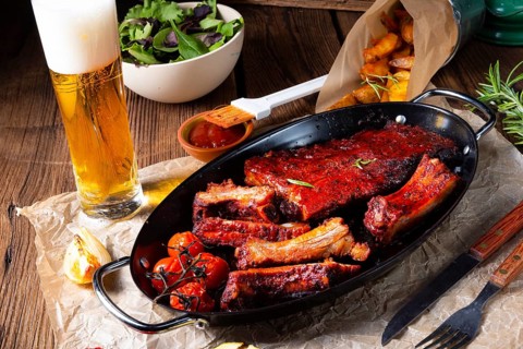 Grilled ribs in a spicy marinade with salad and vegetables