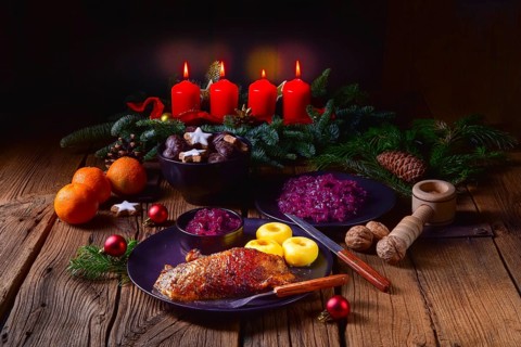 Klassische und knusprige geröstete ente mit kohl und knödel