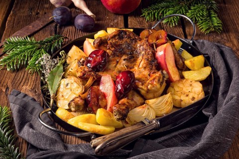 Chicken pieces with fruit and vegetables from the oven