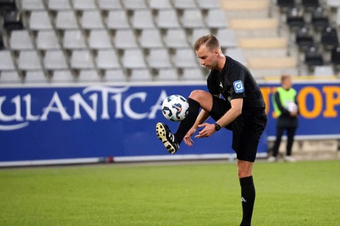 Referee: Martin Wilke (Merzhausen) juggles with the ball during the match of the Soccer-RL SW