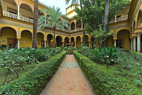 Courtyard of the Palacio de las Duenas with no visitors short before closing time