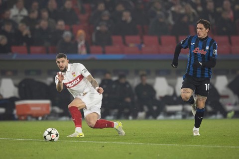 Football match, Jeff CHABOT VFB Stuttgart with back pass to the back, Nicolo' ZANIOLO Atalanta