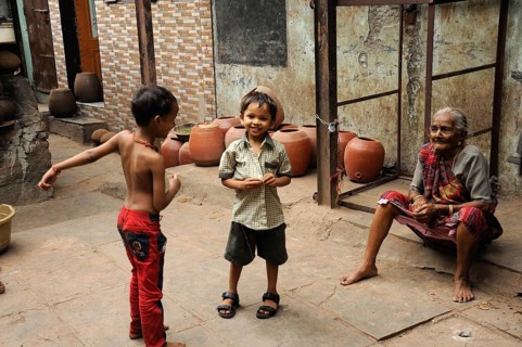 Child playing dharavi slum, mumbai, maharashtra, India, Asia