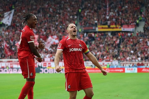 Christian Günter (SC Freiburg) celebrates his goal to make it 3-0 at half-time, Junior Adamu (SC