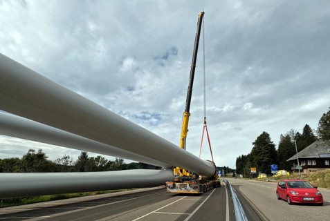 Like the pipes of a pipeline, the rotors lie on the self-propelled transporter ready for transport