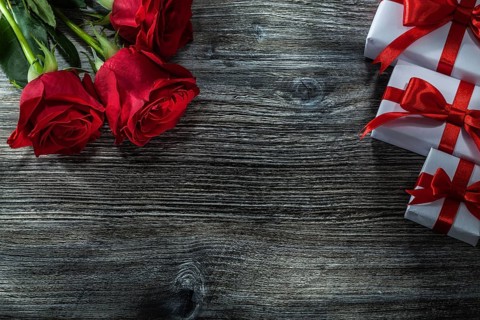 White present boxes red roses on wooden board