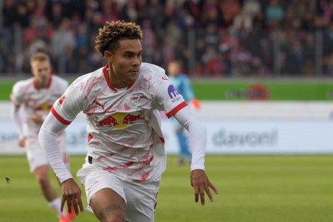 Football match, Antonio NUSA RB Leipzig concentrates on sprinting, Voith-Arena football stadium,