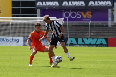 Tevfik Ceylan (FC 08 Villingen) chases the ball away from his Frankfurt opponent in this scene