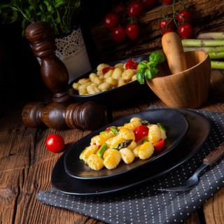 Crispy gnocchi with roasted asparagus and tomatoes
