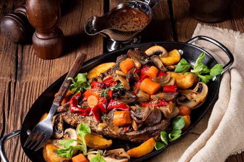 Tender beef with various vegetables
