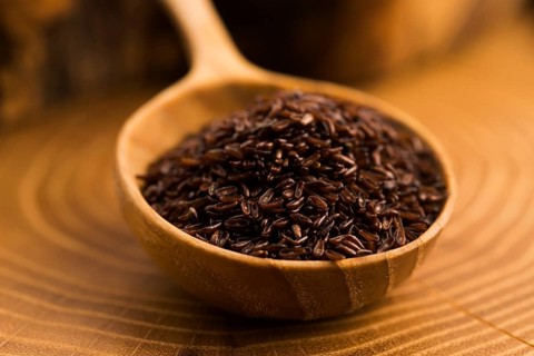 Psyllium seeds on wooden spoon