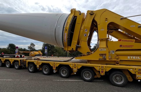 The heavy transport of the 68-metre-long rotor blades leads over the Feldberg