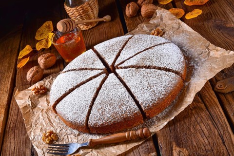 Frischer und leckerer herbstlicher Walnusskuchen mit Honig