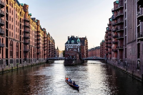 Hamburg, Deutschland, 3. August 2019: Die Speicherstadt oder das Lagerviertel. Wandrahmsfleet-Kanal