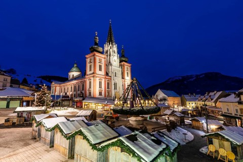 Advent atmosphere, world's largest hanging Advent wreath at the Christmas market in front of the