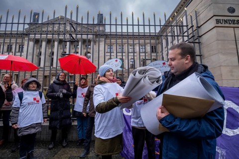 Germany, Berlin, 22 November 2024, Action against hospital reform, Health alliances hand over