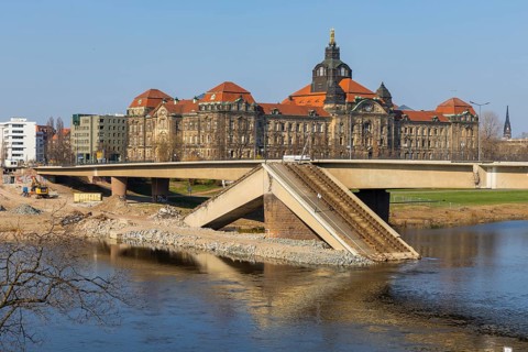 After the partial collapse of the Carola Bridge, a dam was built for the demolition work on the