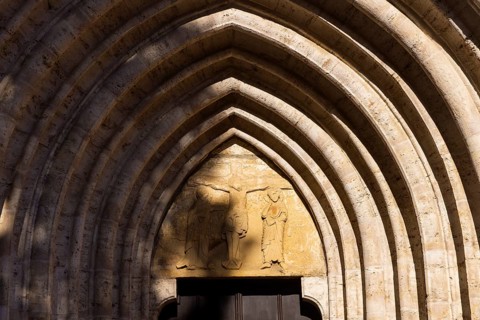 The Divi Blasii Church is a three-nave, cruciform hall church on the Untermarkt square in the town
