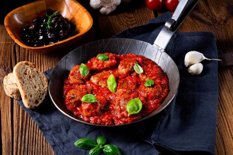 Baked mini balls in tomato sauce with basil