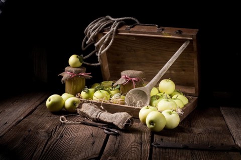 White transparent applesauce
