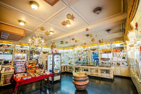 Artisanal manufacture of Quartos Embatumats, candy store Can Frasquet, Palma, Mallorca, Balearic