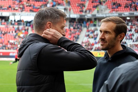 Smalltak in front of kick-off: from left. Coach Alexander Blessin (FC St. Pauli) and head coach /