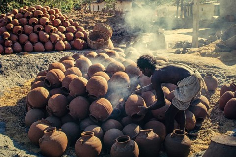 Potter baking pots, Yadadri Bhuvanagiri, Telangana, India, Asia