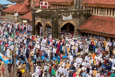 Muslims praying, Eid Al Fitr festival, Bandra Station, Mumbai, Maharashtra, India, Asia
