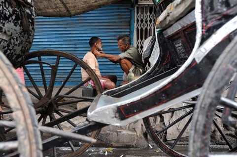 20.02.2011, Kolkata, West Bengal, India, Asia, A man gets a shave between rickshaws on a roadside