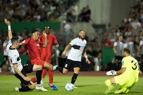 Football match, Jamal MUSIALA FC Bayern Munich attacking centre on the ball, Niklas KOLBE SSV Ulm