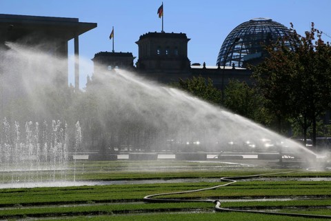 Reichstag, Lawn sprinkler, Berlin, Federal Republic of Germany
