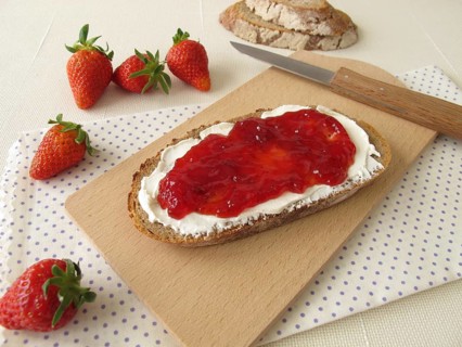Bread with cream cheese and strawberry jam