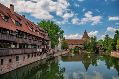 Nürnberg (Nurnberg) Deutschland, Stadtsilhouette am Wasserturm und Pegnitzblick von der Maxbrücke