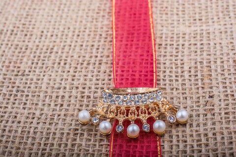 Model crown placed on a band on linen canvas
