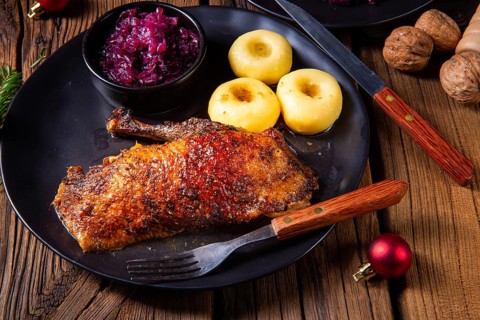 Klassische und knusprige geröstete ente mit kohl und knödel
