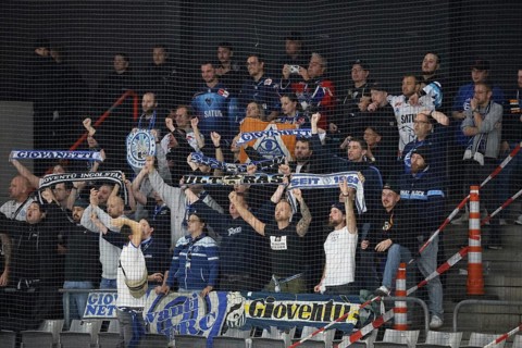 The travelling Ingolstadt fans celebrate the 6:3 victory in Schwenningen after the game of the DEL