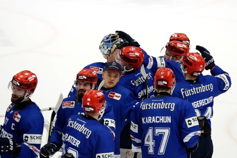 Wild Wings players celebrate the scorer of the 2-1 win, Zach Senyshyn (SERC Wild Wings) during the