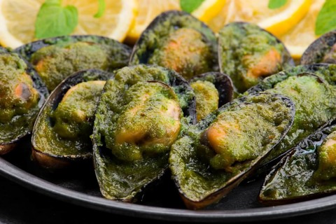 Seafood mussels with lemon and garlic