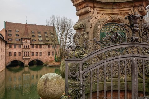 Heilig-Geist-Spital over the Pegnitz, Museum Bridge, Nuremberg, Middle Franconia, Franconia,