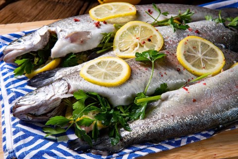 Fresh trout with lemon and various herbs