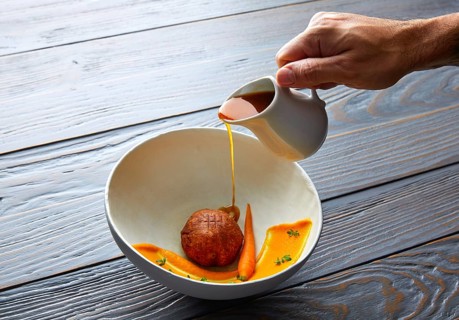 Dumpling of old cowtail with creamy carrot and its juice
