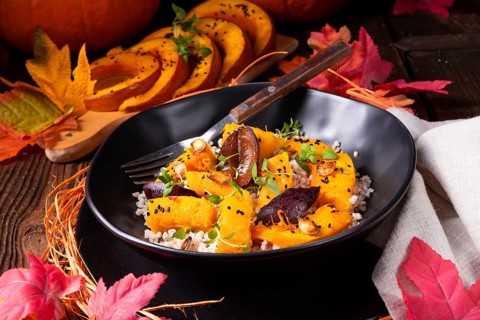 Gratinated vegetarian pumpkin with barley, oats, plums and thyme