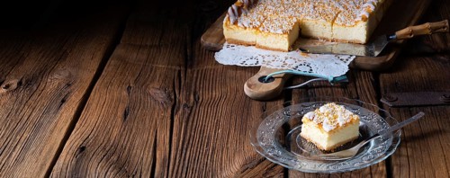 Succulent tin cheesecake with crumbs