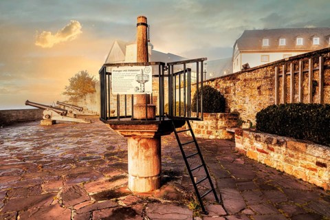 Waldeck Castle with pillory, Hesse, Germany, Europe