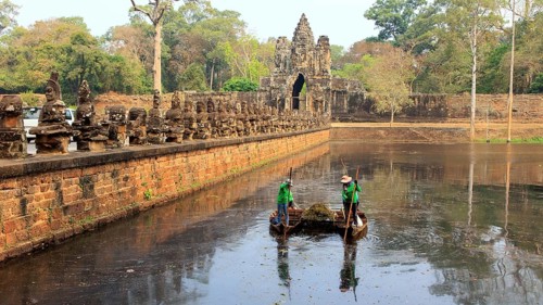 Balustrade with stone gods and demons on the bridge to the southern Tor tor of Angkor Thom