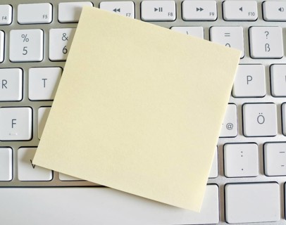 A note on the keyboard of a computer as a reminder: Empty Austria