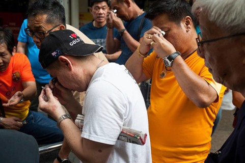 10.02.2018, Singapore, Republic of Singapore, Asia, Buyers and sellers inspect small pendants and