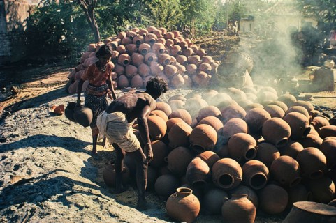 Potter baking pots, Yadadri Bhuvanagiri, Telangana, India, Asia