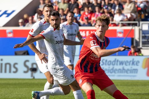 Football match, Vincenzo GRIFO SC Freiburg left and Paul WANNER 1. FC Heidenheim waiting for a
